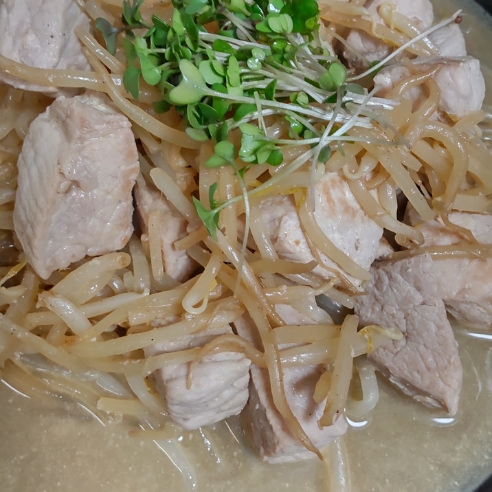角切り豚肉ともやしのマヨぽん炒め☆